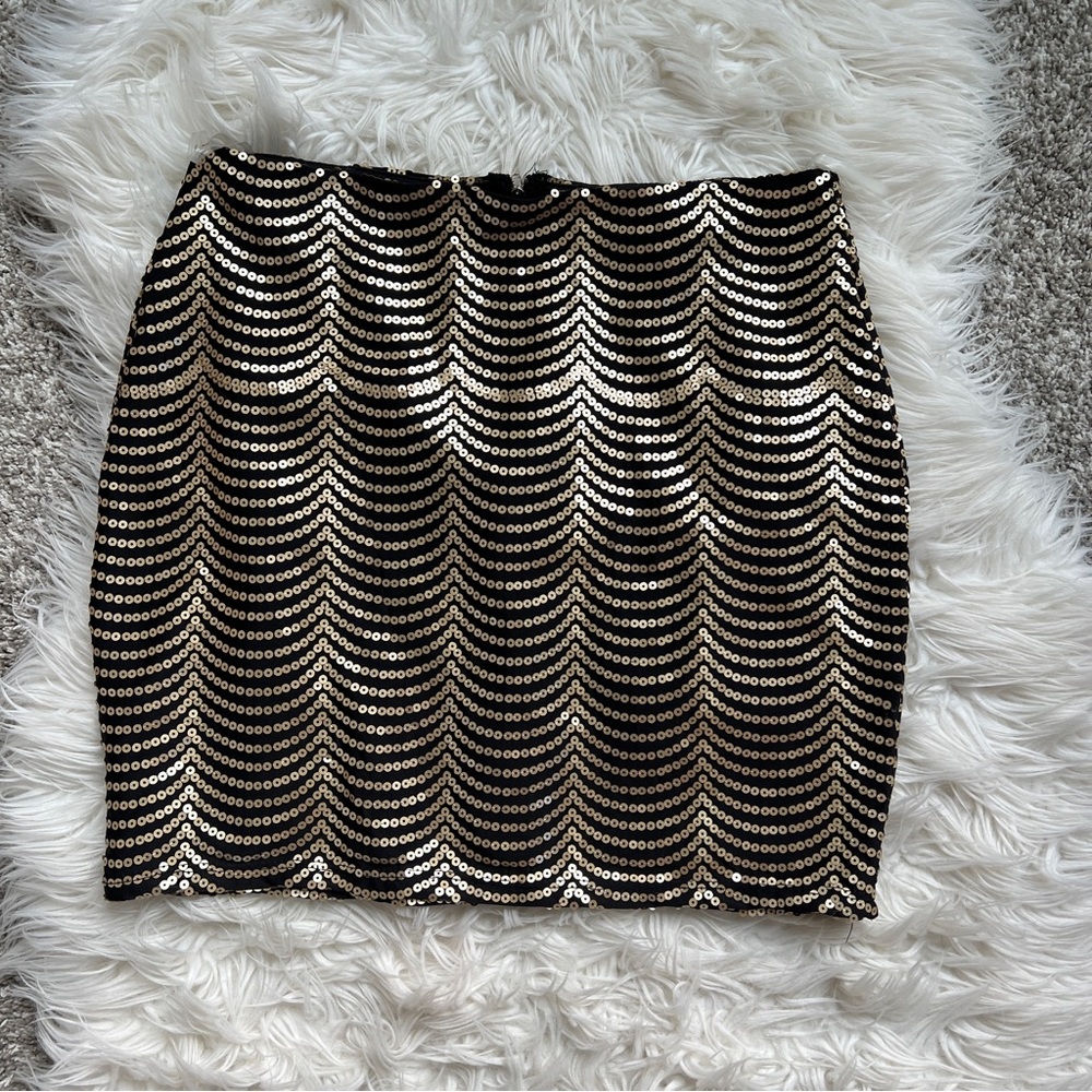 Francesca’s Black Gold Scallop Sequin Mini Skirt M